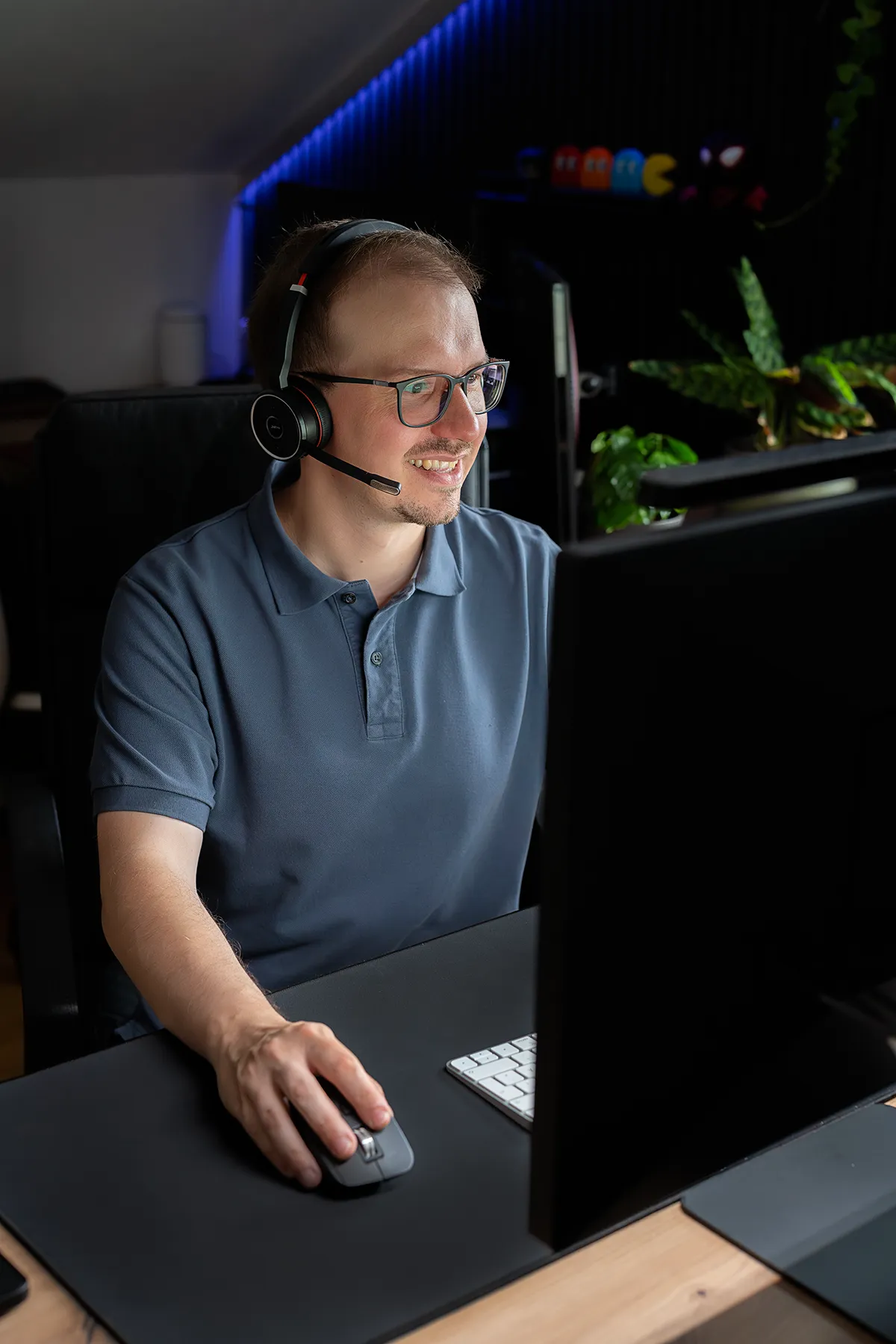 David Schneider beim Remote IT-Support mit Headset